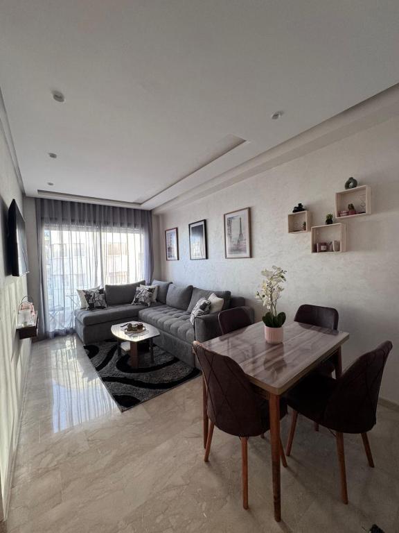 ein Wohnzimmer mit Sofa und Tisch in der Unterkunft Nova Casa Loft in Casablanca