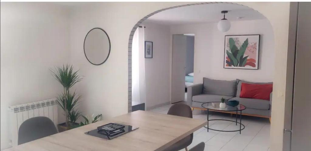 un salon avec une table et un canapé dans l'établissement Chez Cédric, à Annecy