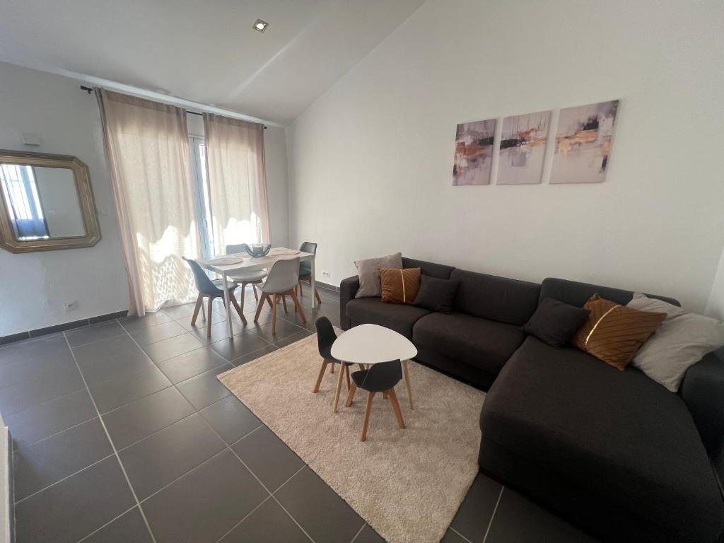 un salon avec un canapé et une table dans l'établissement Appartement Cannes 3P, terrasse, garage, à Cannes