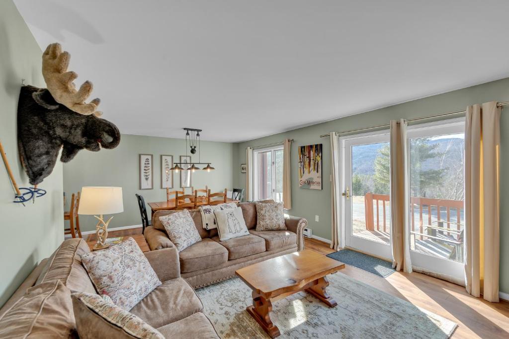 un salon avec un canapé et une table dans l'établissement 18N - Cozy & Scenic Mountain Retreat, à North Creek