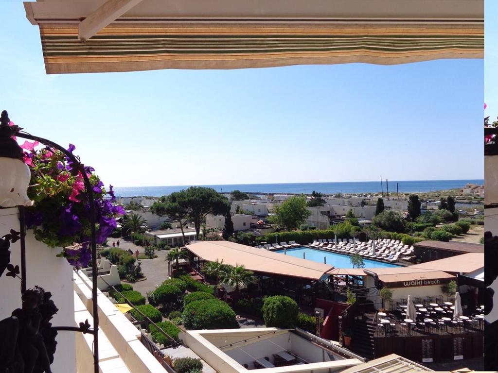 - une vue sur la piscine depuis le balcon de l'hôtel dans l'établissement Appartement NAUTIC - Port Nature PN583 - 2 personnes, au Cap d'Agde