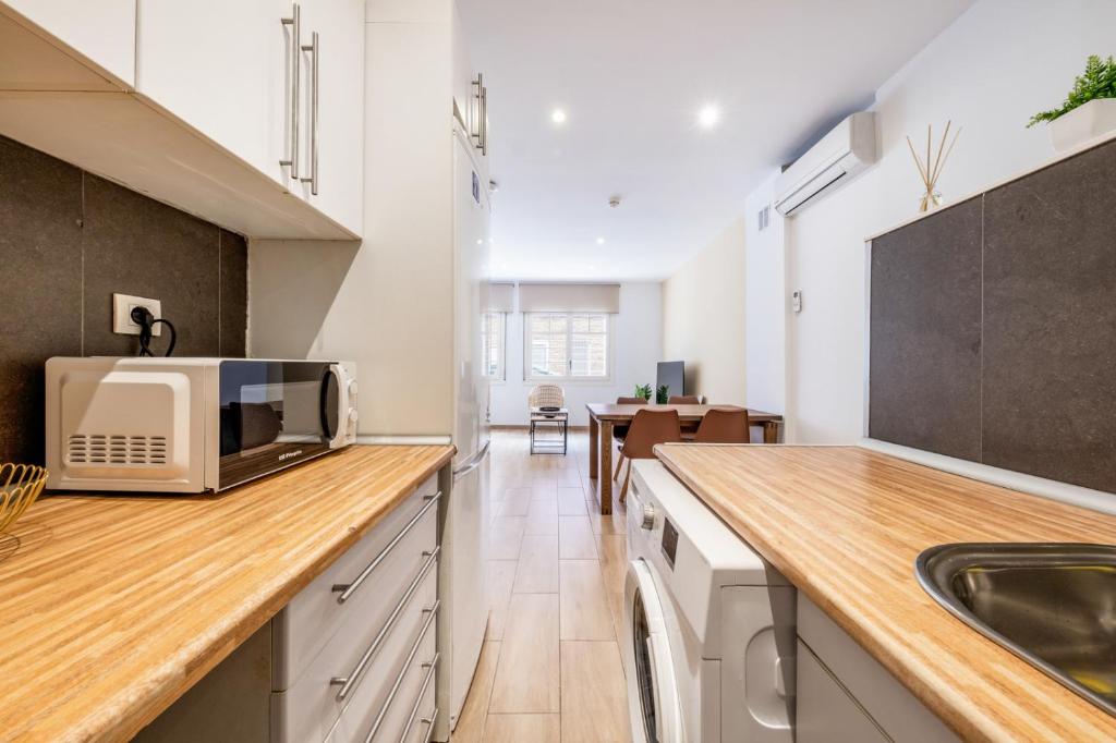 Kuchyňa alebo kuchynka v ubytovaní Caliu Apartments Barcelona - Fira