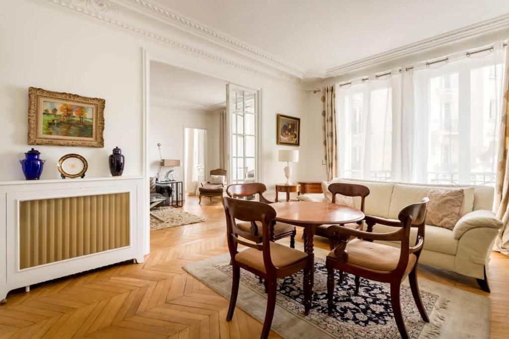 un salon avec une table et des chaises dans l'établissement Chic Parisian Stay Trocadéro & Eiffel Tower, à Paris