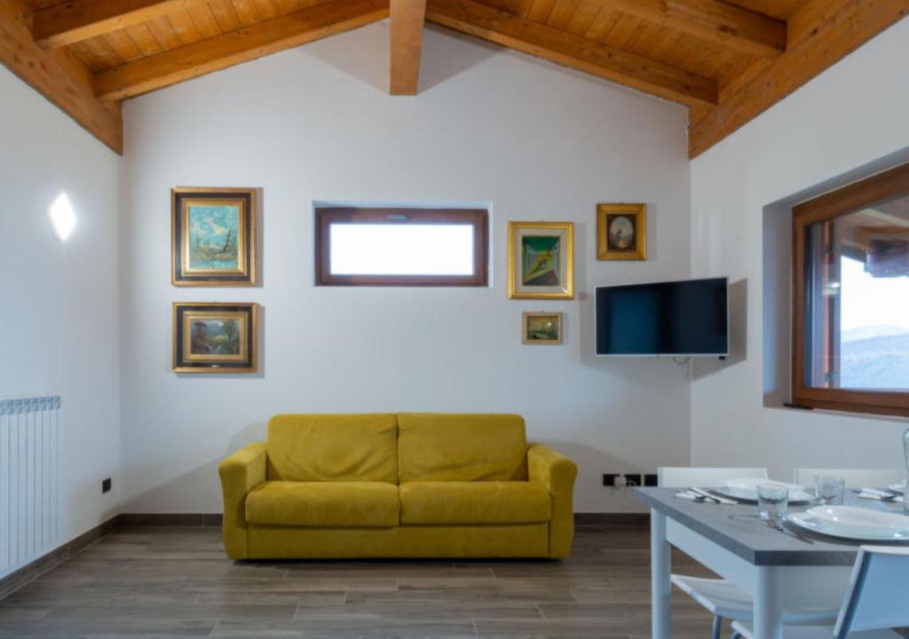 TV a/nebo společenská místnost v ubytování Agriturismo Baita Bavè