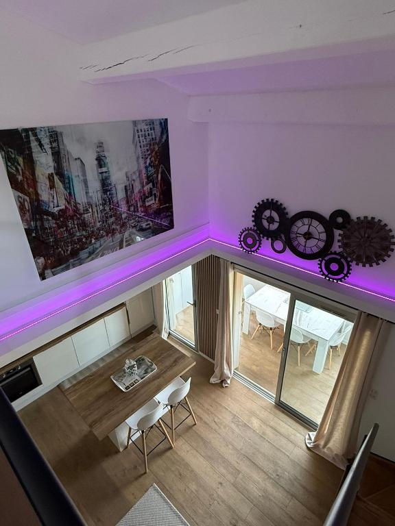 d'un salon avec éclairage violet. dans l'établissement FREJUS - Appartement 4 personnes - Piscine, à Fréjus