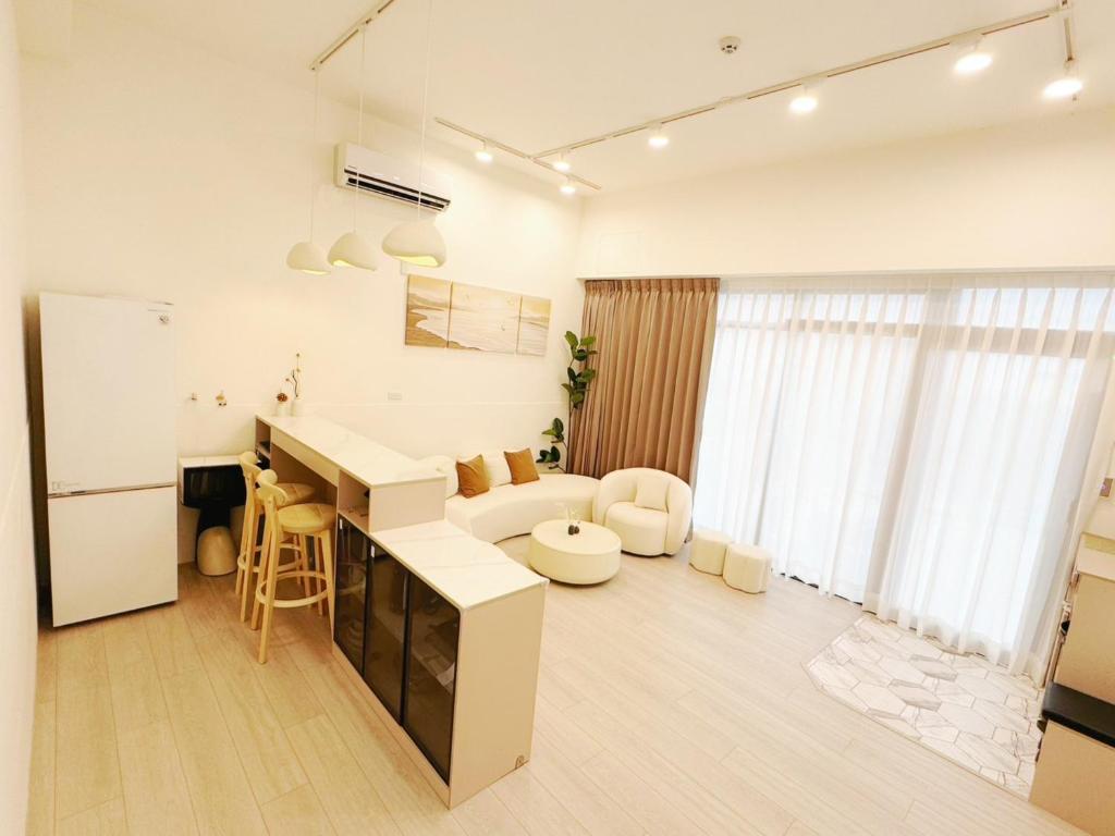 a kitchen and living room with a refrigerator and a table at You Rou De Di Fang in Huxi
