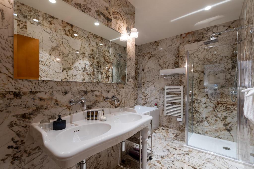 Koupelna v ubytování Hôtel Demeure Loredana