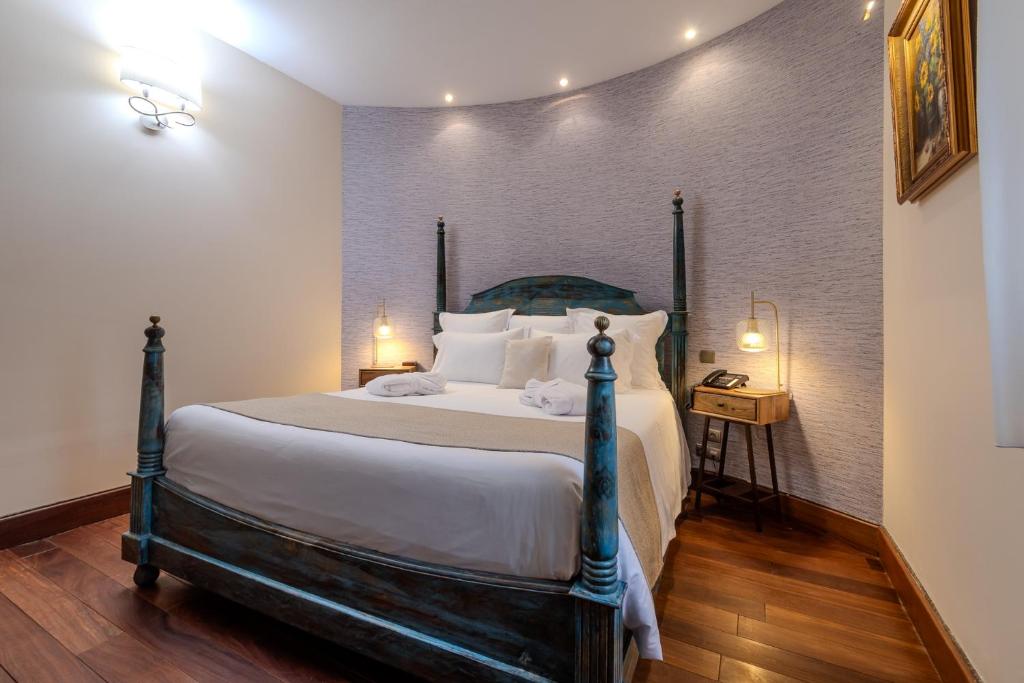 Postel nebo postele na pokoji v ubytování Hôtel Demeure Loredana