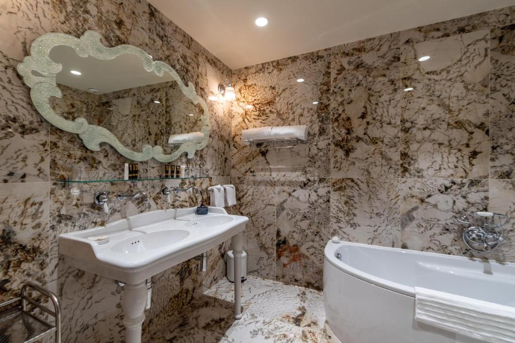 Koupelna v ubytování Hôtel Demeure Loredana
