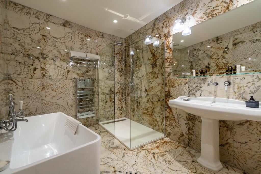 Koupelna v ubytování Hôtel Demeure Loredana