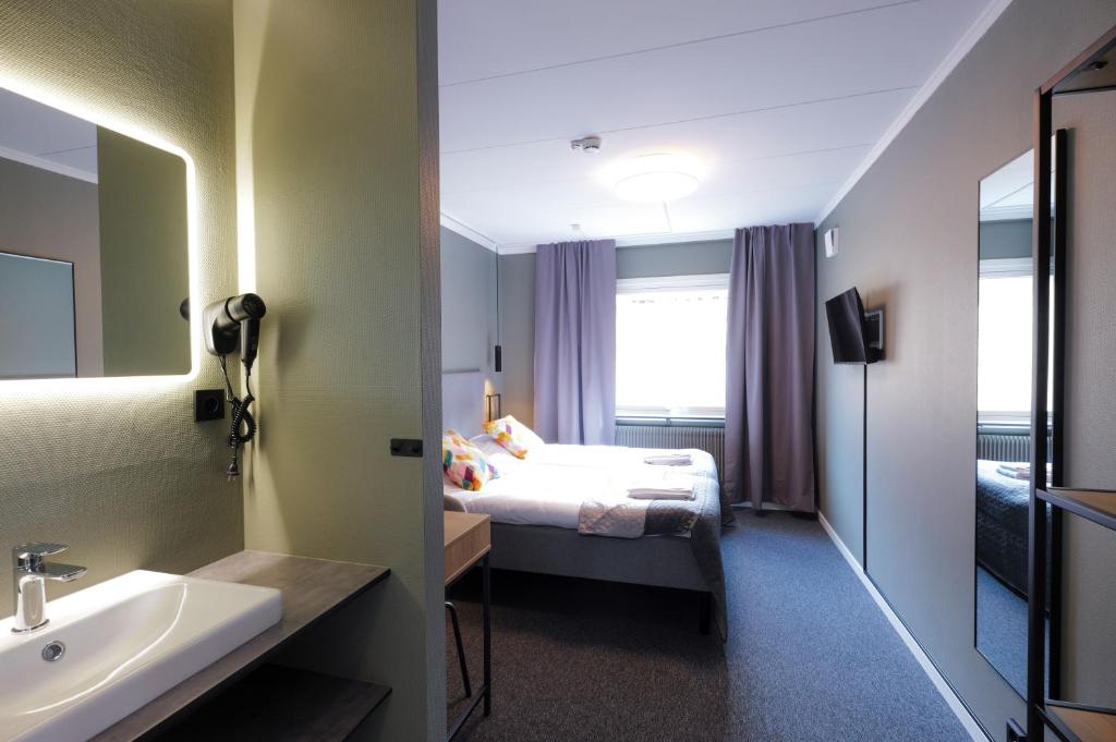 Postel nebo postele na pokoji v ubytování Hotell Veckefjärden