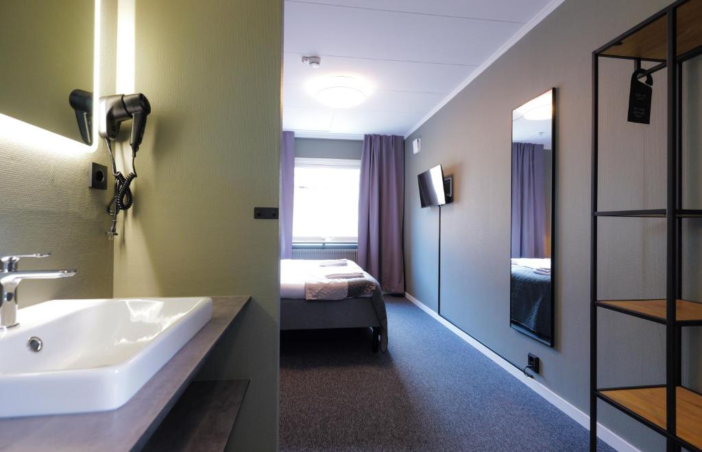 Postel nebo postele na pokoji v ubytování Hotell Veckefjärden
