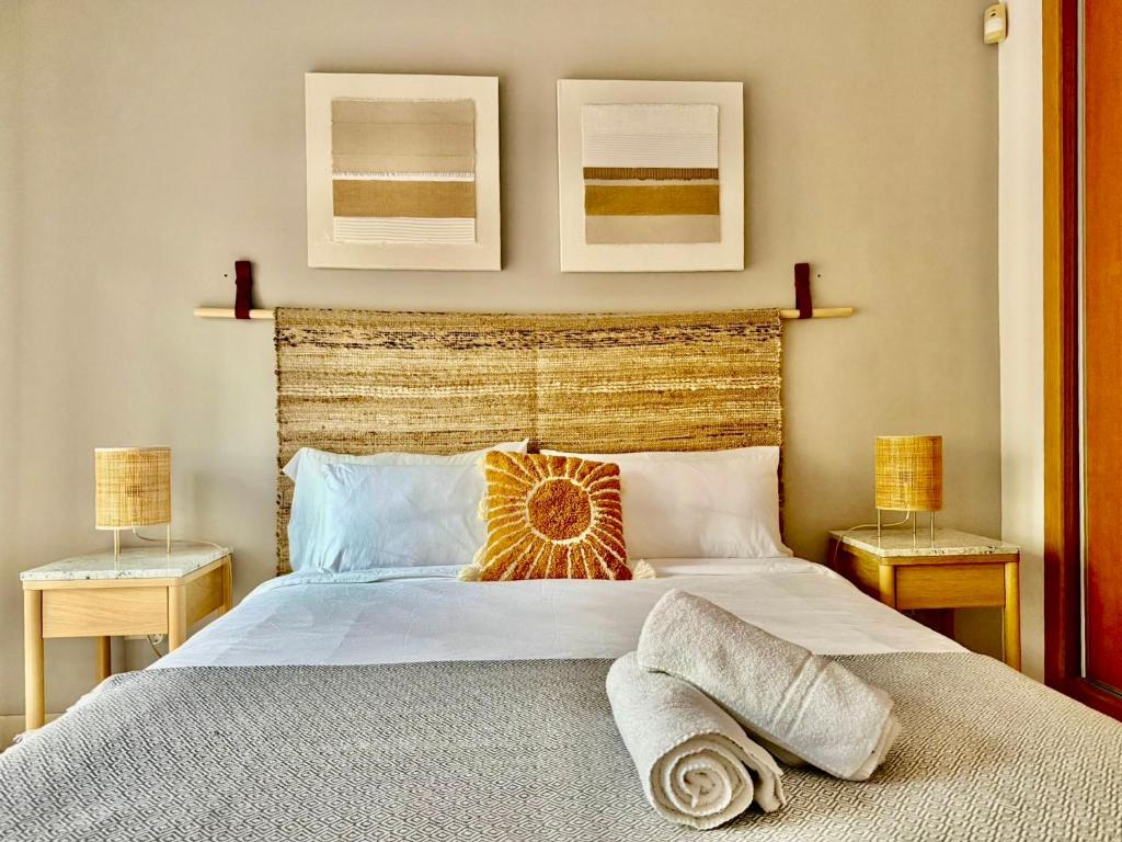 Postel nebo postele na pokoji v ubytování Sunny 2Bed Resort Style Apartment New Golden Mile Estepona FREE PARKING WIFI & AIRCON