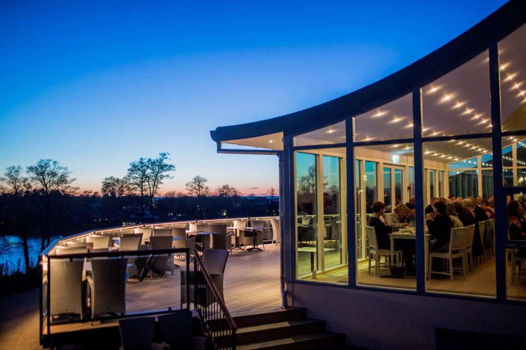 Výhled na řeku, která protéká v blízkosti hotelu