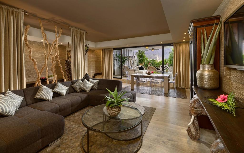 Гостиная зона в Royal Garden Villas, Luxury Hotel