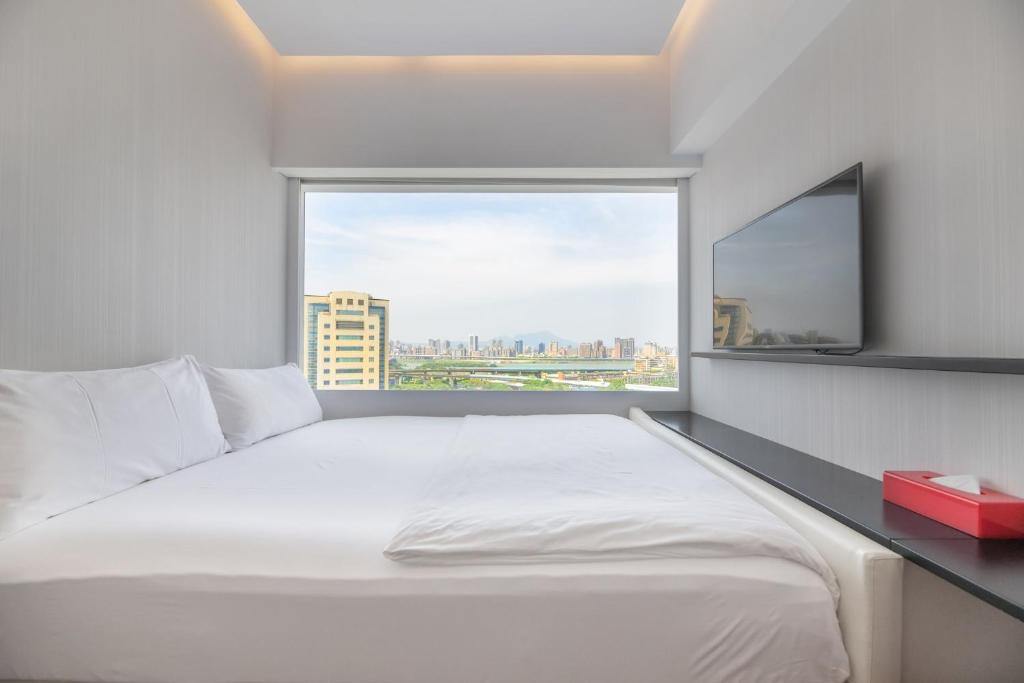 Postel nebo postele na pokoji v ubytování citizenM Taipei North Gate
