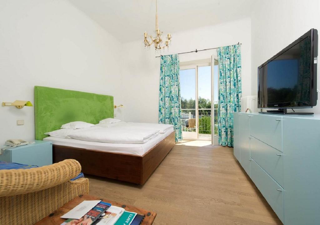 TV a/nebo společenská místnost v ubytování Seehotel Hubertushof