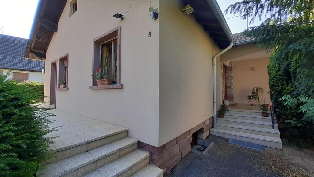 une maison blanche avec des escaliers menant à une fenêtre dans l'établissement Maison meublée spacieuse à la campagne avec jardin, à Gottenhouse