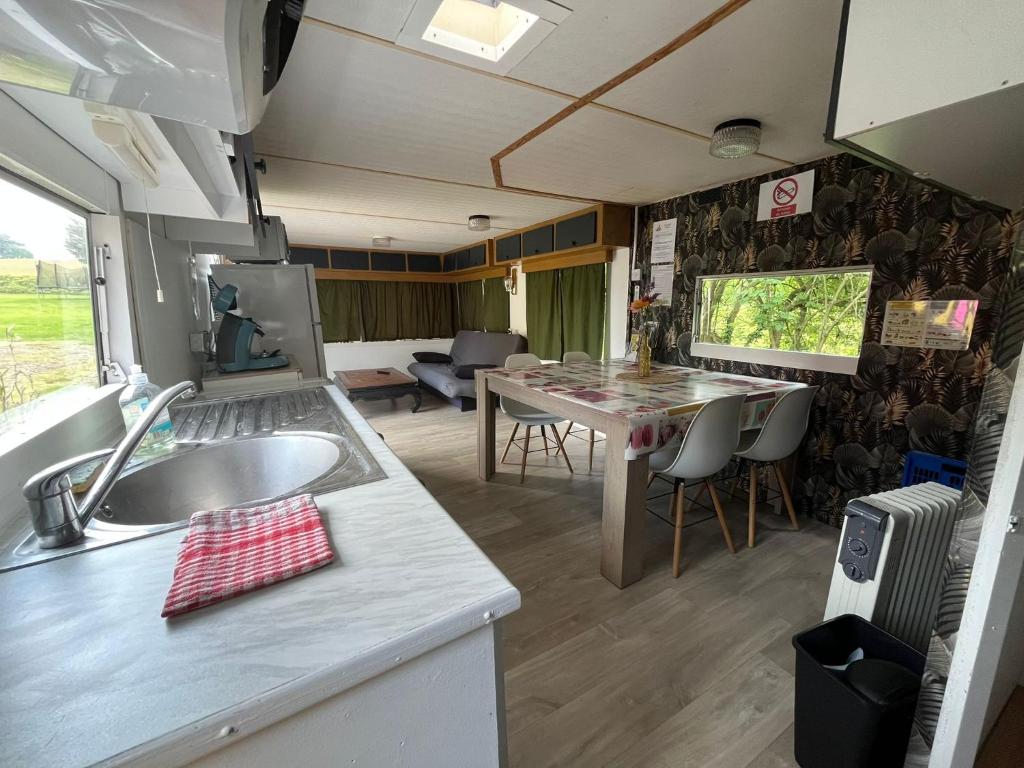 Kuchyň nebo kuchyňský kout v ubytování Gite "home" - piscine