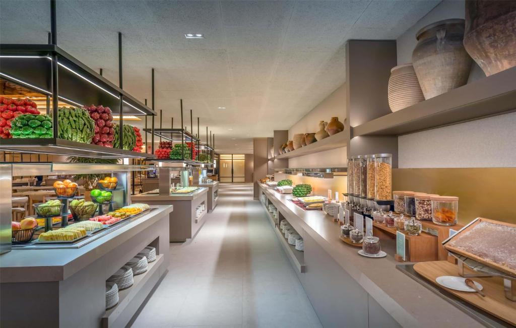 eine große Küche mit viel Essen vorhanden in der Unterkunft Barceló Bilbao Nervión in Bilbao