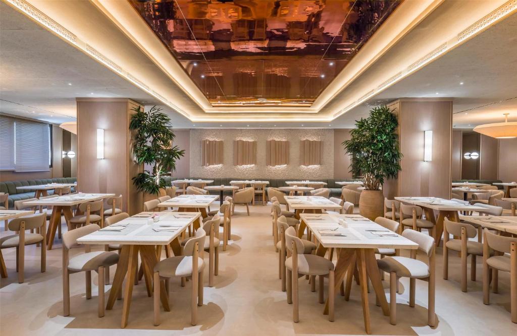 Ein Restaurant oder anderes Speiselokal in der Unterkunft Barceló Bilbao Nervión 
