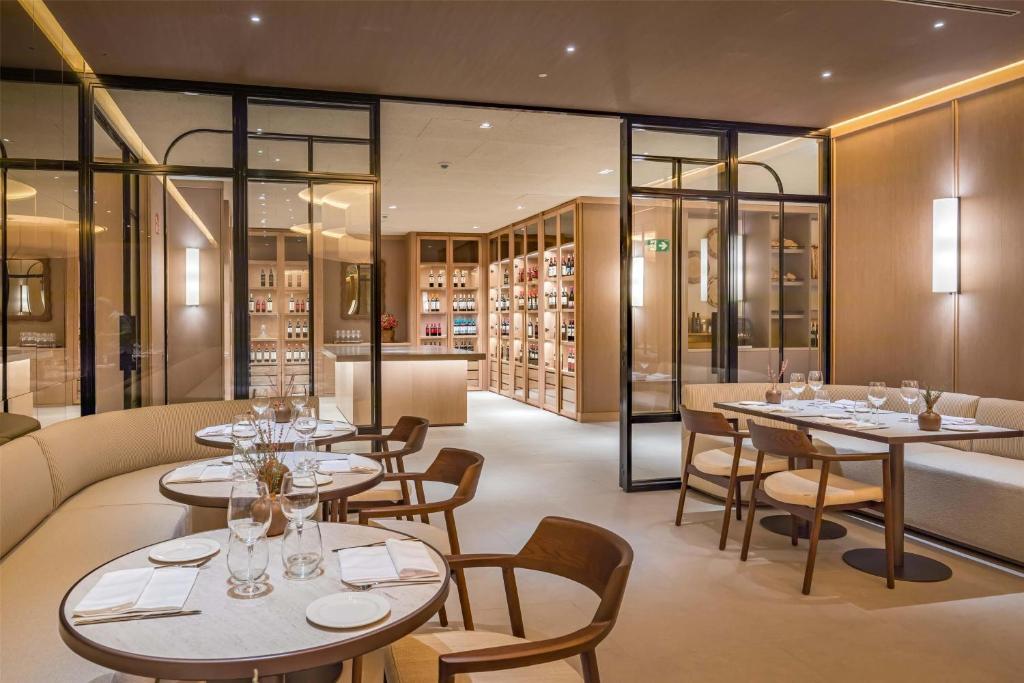 Ein Sitzbereich in der Unterkunft Barceló Bilbao Nervión