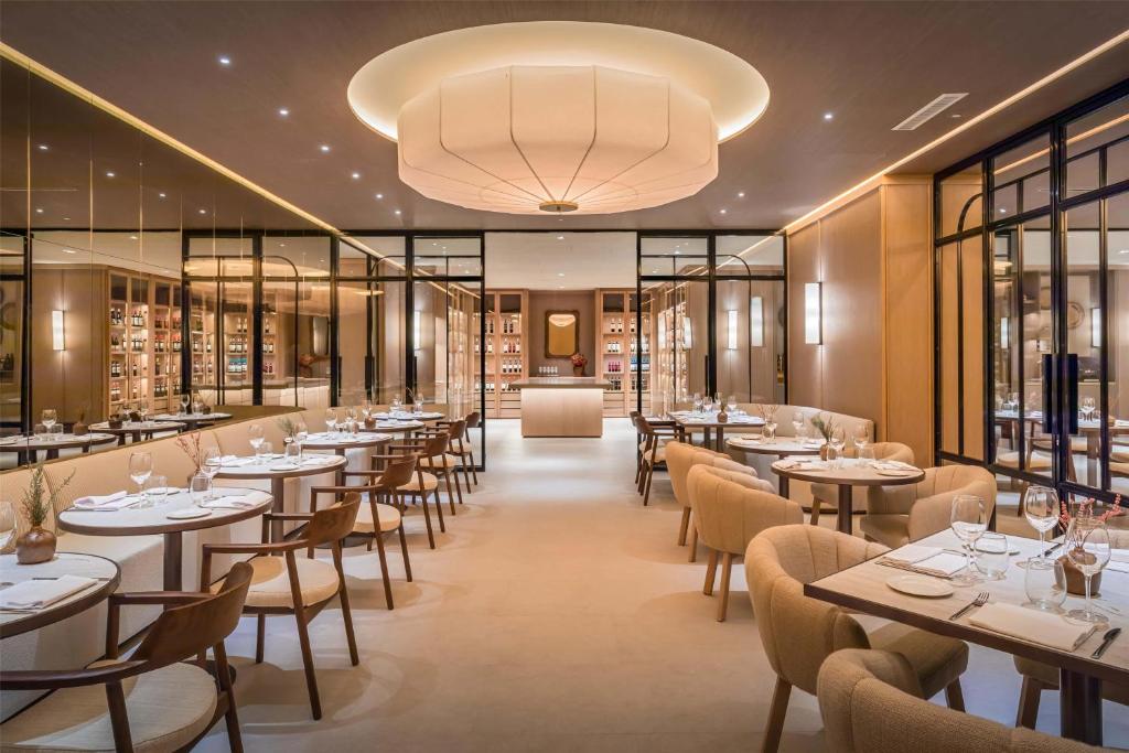 Ein Restaurant oder anderes Speiselokal in der Unterkunft Barceló Bilbao Nervión 