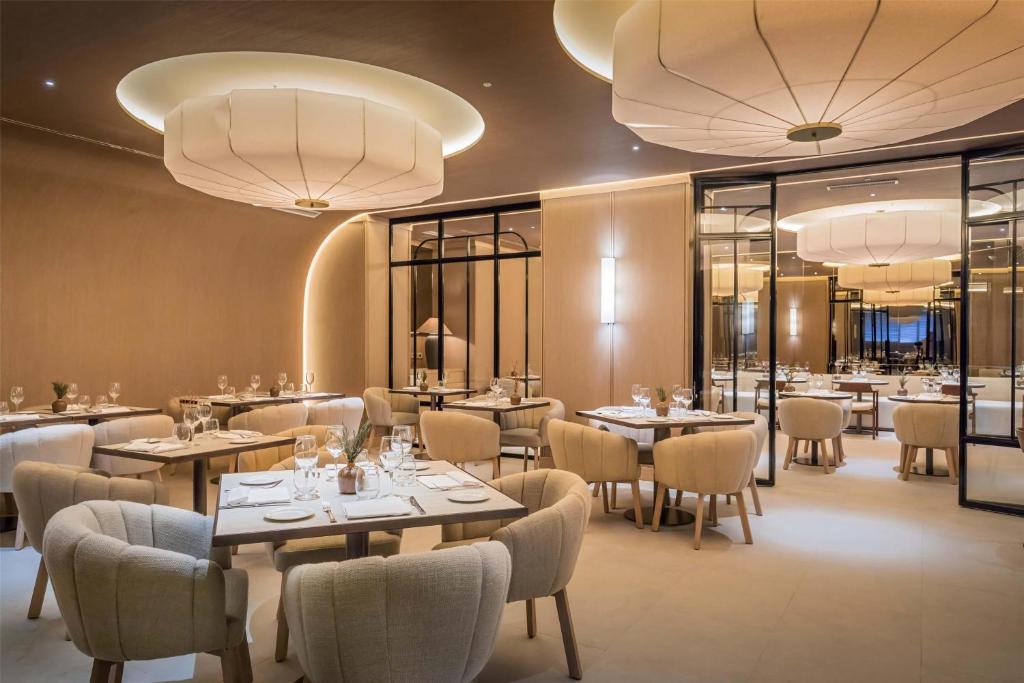 Ein Restaurant oder anderes Speiselokal in der Unterkunft Barceló Bilbao Nervión 