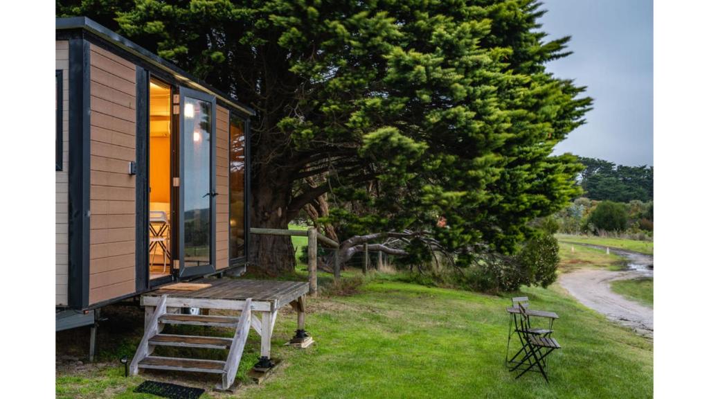 Taman di luar Tiny House Big View 1 by Tiny Away