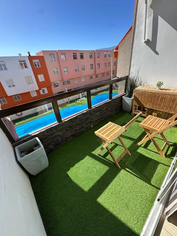un balcone con tavolo e sedie e una piscina di Golden Apartment a La Garita