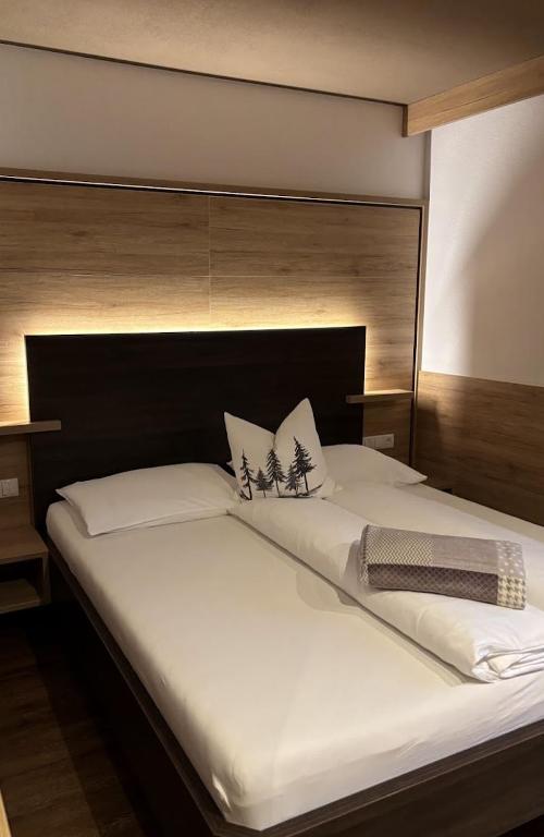 Łóżko lub łóżka w pokoju w obiekcie Pension Brugghof