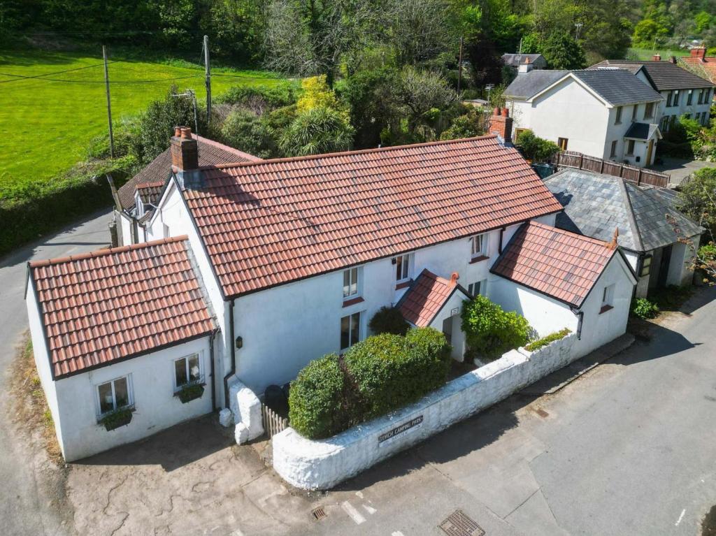 una vista sul tetto di una casa bianca con tetti rossi di Bullcroft - 6 Bedroom House - Oxwich a Swansea