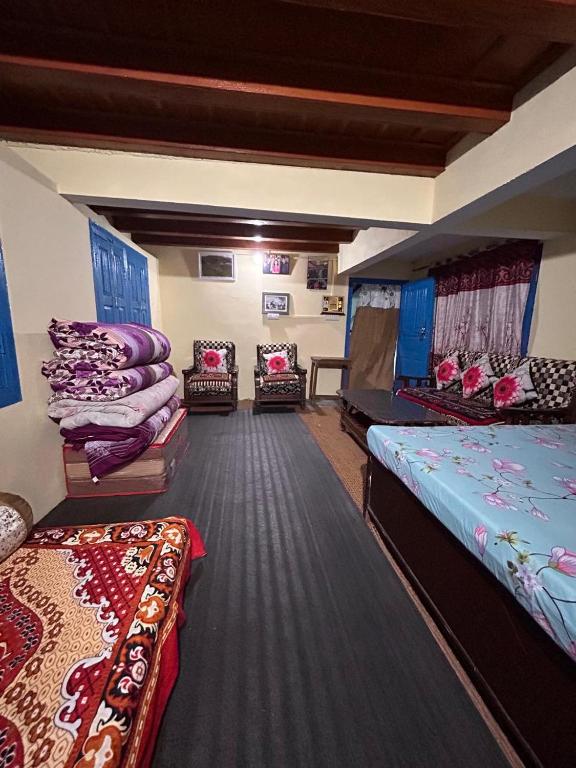 Postel nebo postele na pokoji v ubytování Nain Sadan - Village Sosa -Narayan Ashram