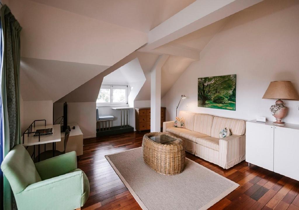 TV a/nebo společenská místnost v ubytování Seehotel Hubertushof