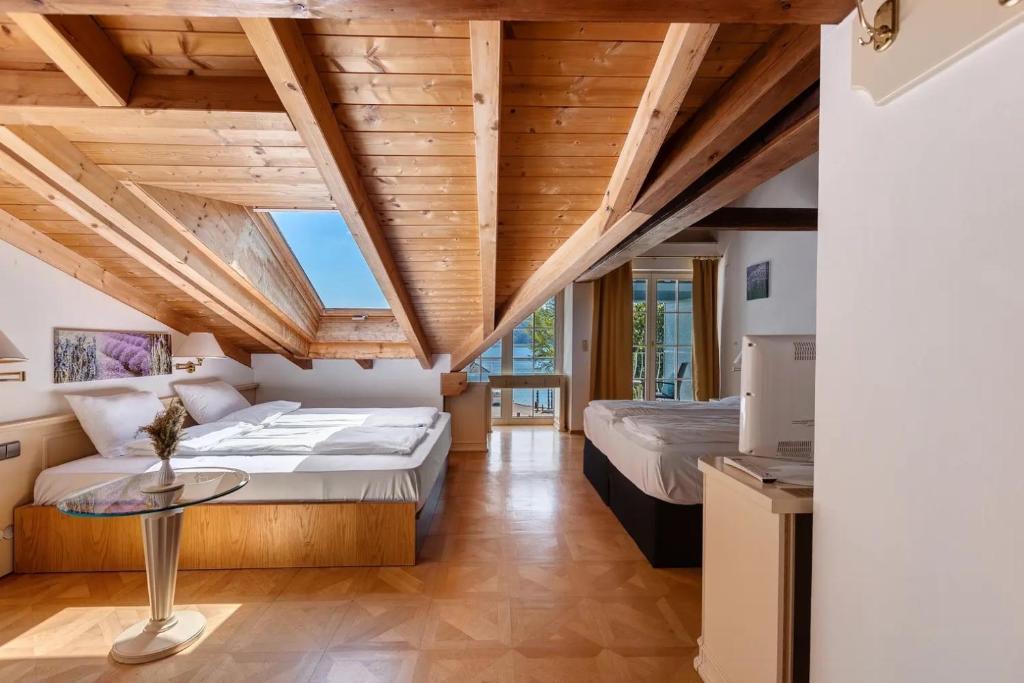 Postel nebo postele na pokoji v ubytování SEE-Hotel Seeschau - direkt am Bodenseeufer