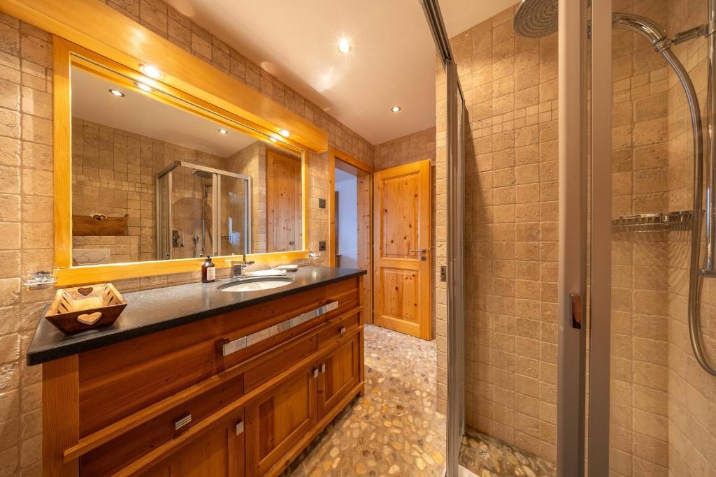 Chalet Chafrebelle - sauna & view - Resim 8