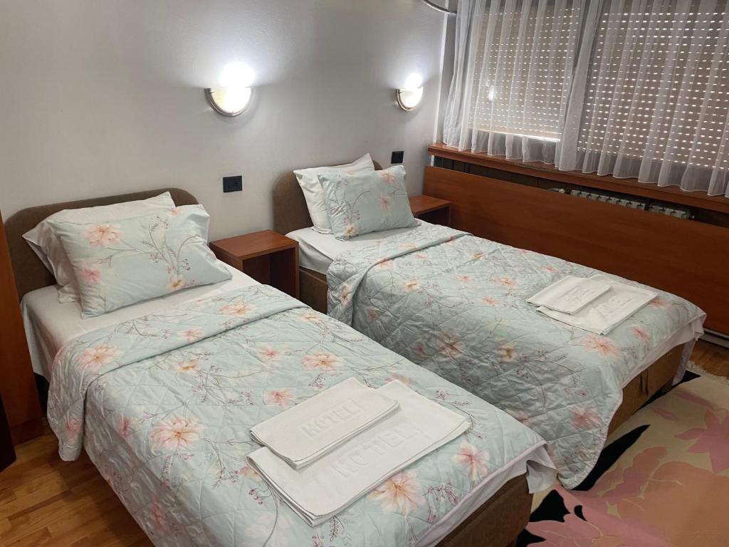 Postel nebo postele na pokoji v ubytování Hotel Square