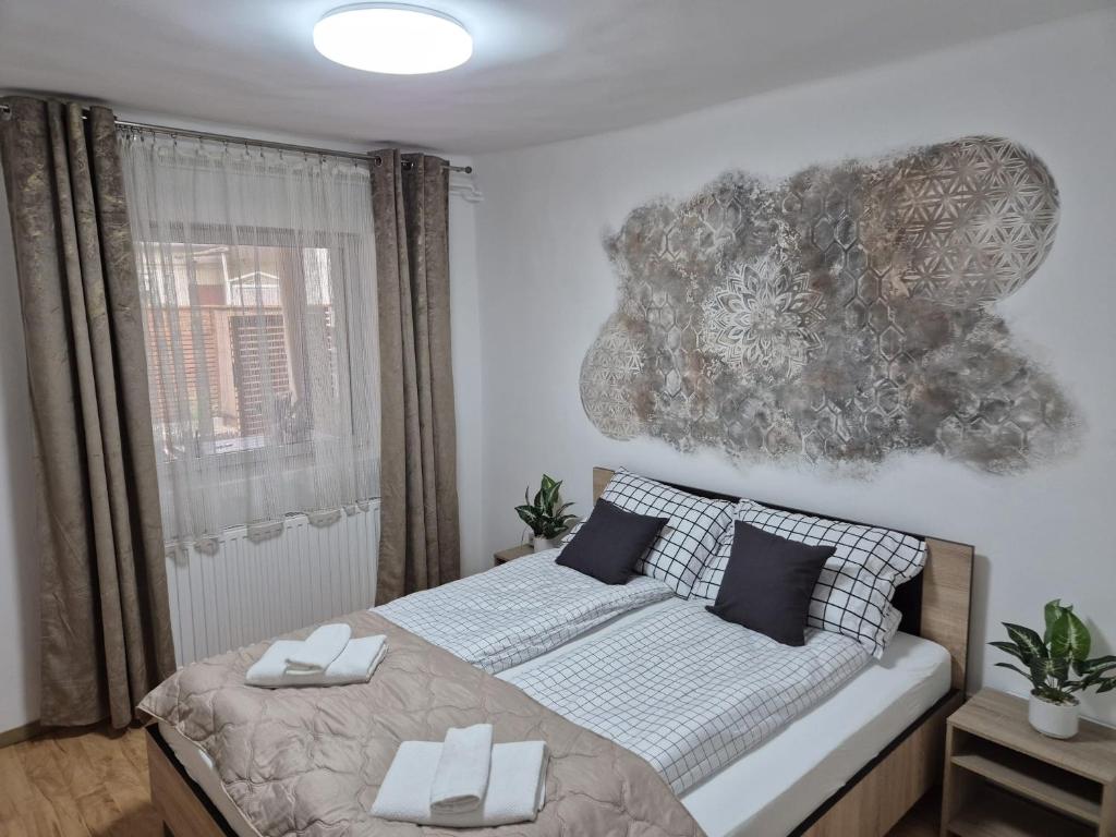 Un dormitorio con una cama con dos almohadas encima. en Kucko Vendeghaz Guesthouse, en Sárospatak