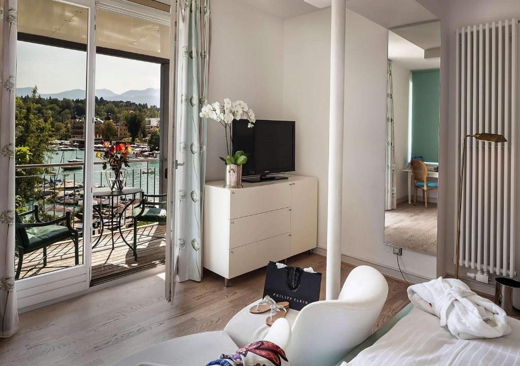 TV a/nebo společenská místnost v ubytování Seehotel Hubertushof