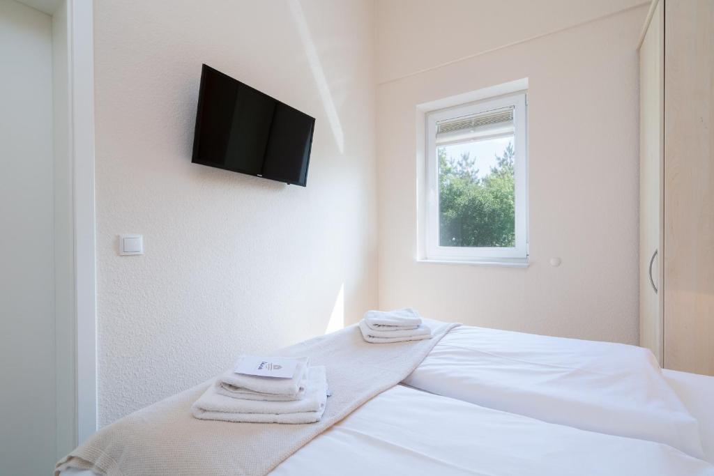 Postel nebo postele na pokoji v ubytování Feriendorf Südstrand Haus 7