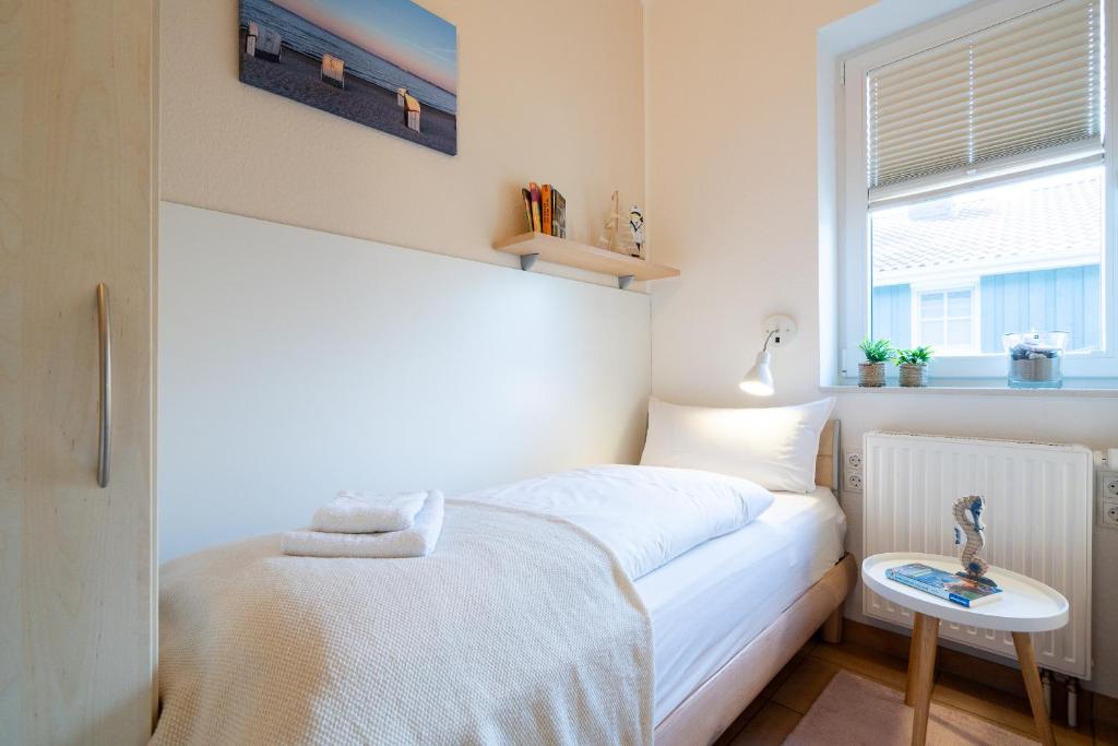 Postel nebo postele na pokoji v ubytování Feriendorf Südstrand Haus 7