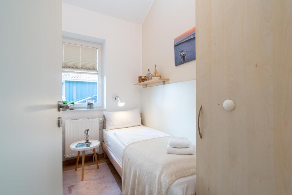Postel nebo postele na pokoji v ubytování Feriendorf Südstrand Haus 7