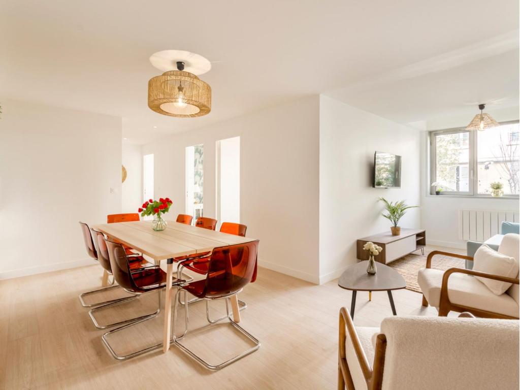 un salon avec une table et des chaises dans l'établissement Merveil - Family Suite - Tour Eiffel - Viala I, à Paris