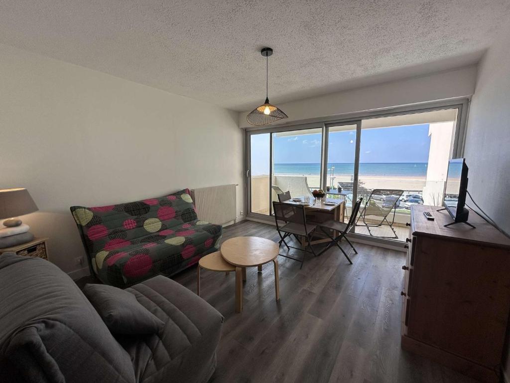 un salon avec un canapé et une table dans l'établissement Studio à Saint-Jean-de-Monts, vue mer, 3 couchages - FR-1-224C-345, à Saint-Jean-de-Monts