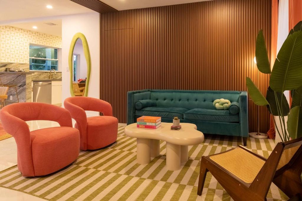 Ruang duduk di 3 BR Game-Loaded Backyard Hot Tub Fire Pit