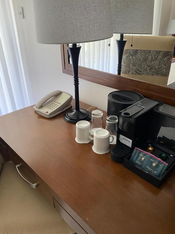Příslušenství pro přípravu čaje a kávy v ubytování Hôtel LeRoy