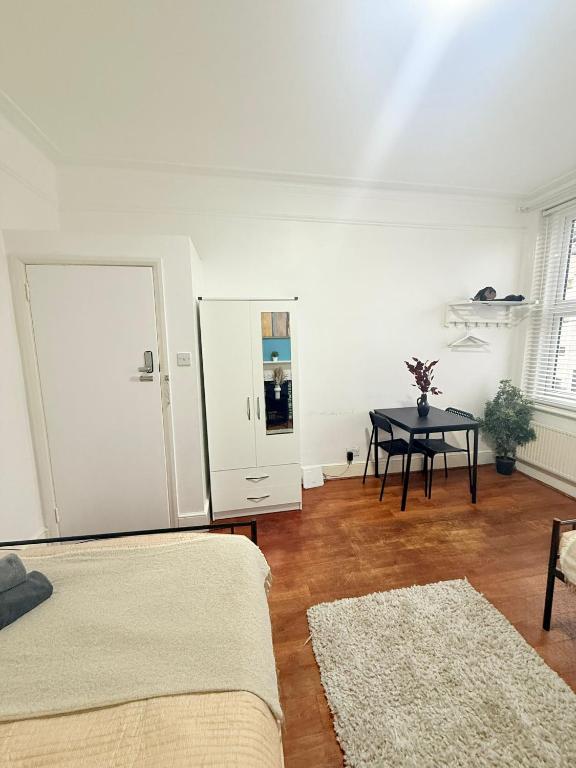 Postel nebo postele na pokoji v ubytování Cricklewood Broadway Guest Home
