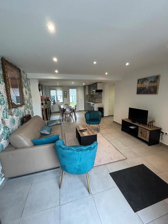 un salon avec un canapé et une table dans l'établissement Logement chez l'habitant, à Morangis