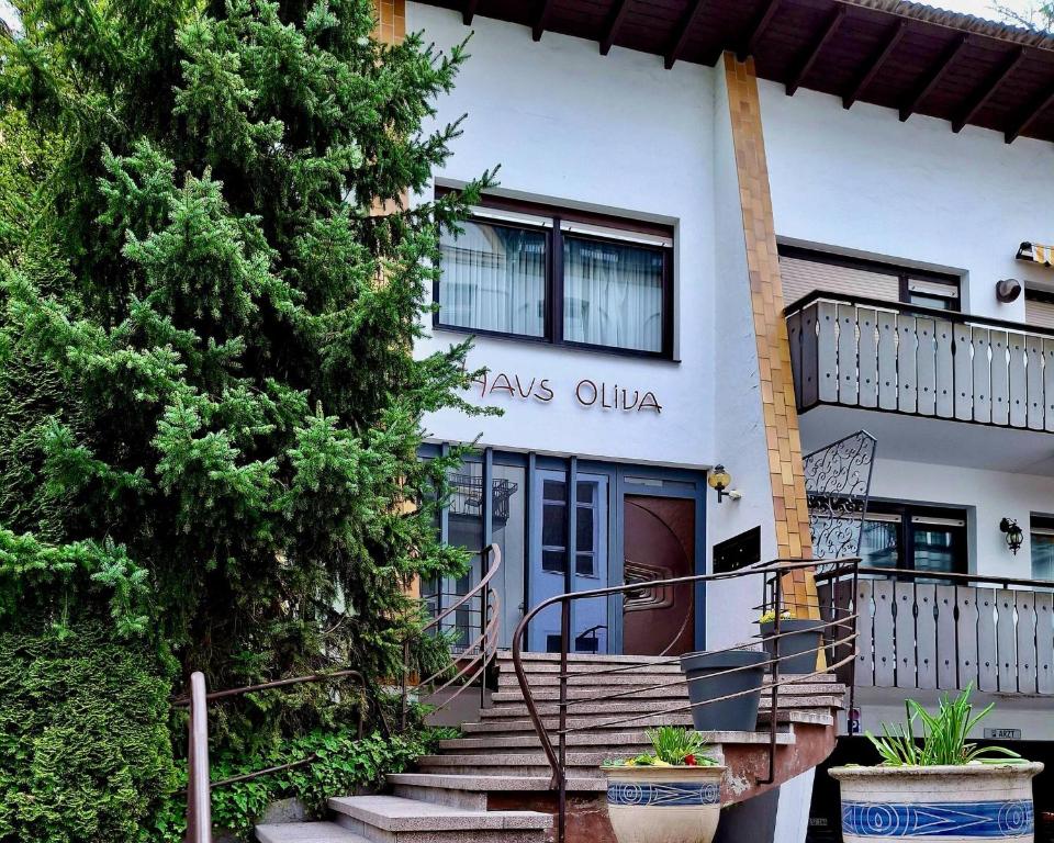 a building with a tree in front of it at Haus Oliva Charmante FeWo in Top-Lage mit Balkon und Parkplatz in Bad Kissingen