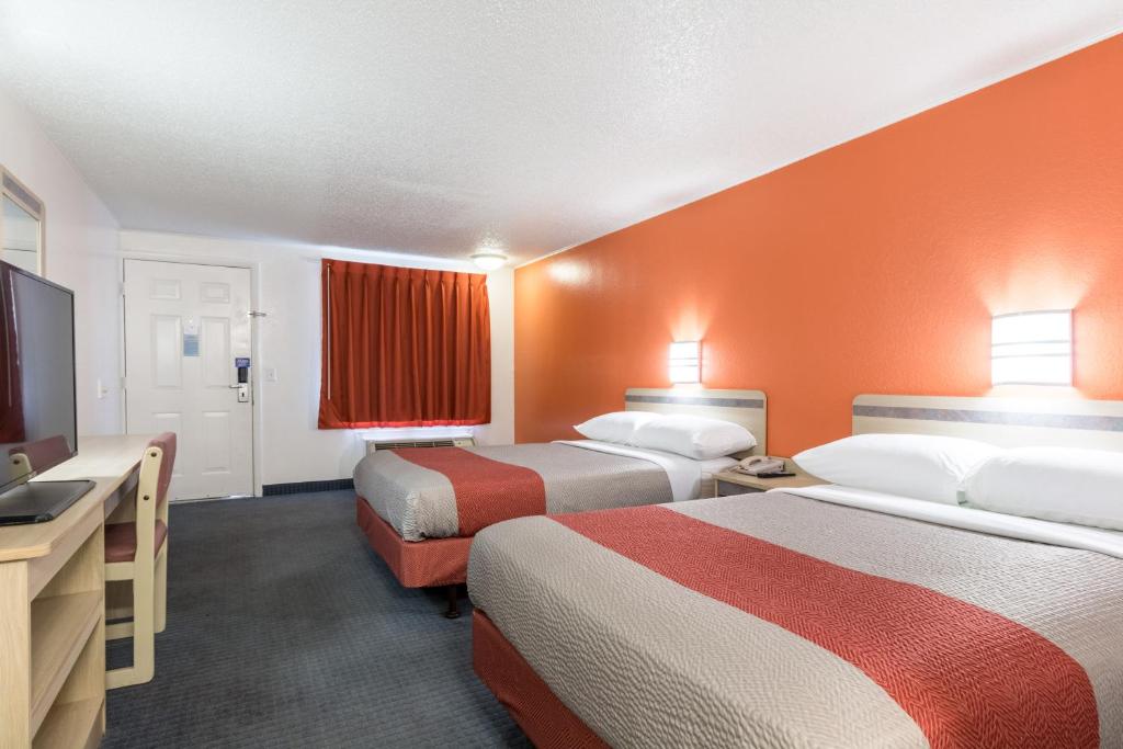 Travelodge by Wyndham Lansing - Double Room With Two Double Beds - Non-Smoking
